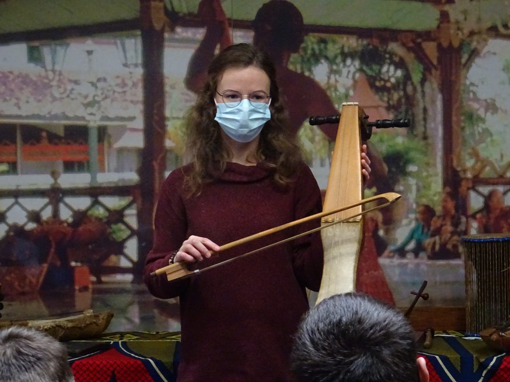 Léa Houx avec un instrument médiéval